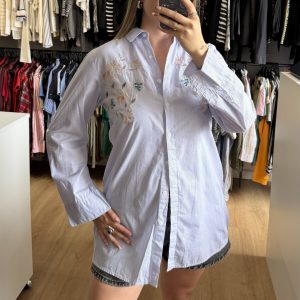 Camisa Parisien celeste bordada