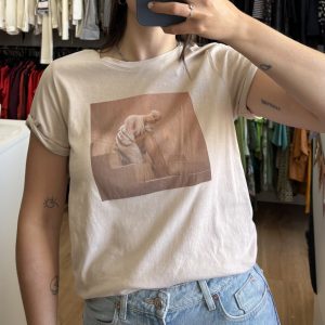 Remera HyM beige con imagen de Ariana Grande