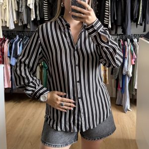 Camisa negra a rayas blancas