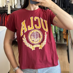 Remera AV bordo con amarillo y blanco