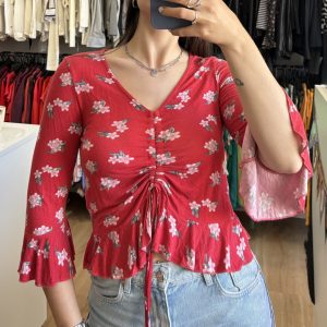 Blusa Allie roja con flores y fruncido