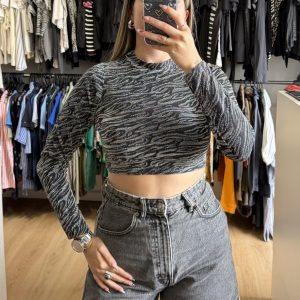 Remera crop top plateada y negra