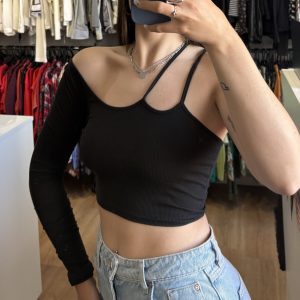 Top negro asimetrico, una manga