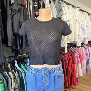 Remera Bershka crop top negra calada