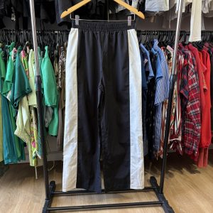 Pantalón negro con franja blanca