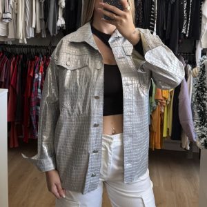 Sobre camisa cuerina plateada croco