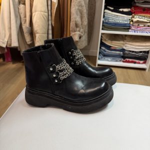Botas negras con cadenas plateadas