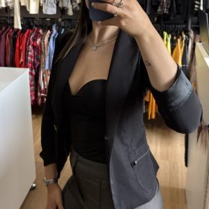 Blazer negro con bolsillos con cierres