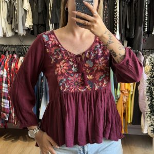 Blusa American Eagle bordo bordada
