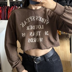 Buzo Bershka marrón con letras beige