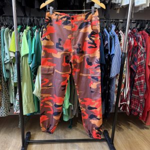 Pantalón estampado rojo, marrón, negro, camel