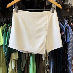 Short pollera Shein blanco con tajo