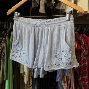 Short Piece Of Cake celeste, con etiqueta