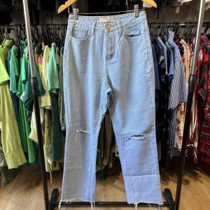 Jean Allie celeste con rotura en rodillas