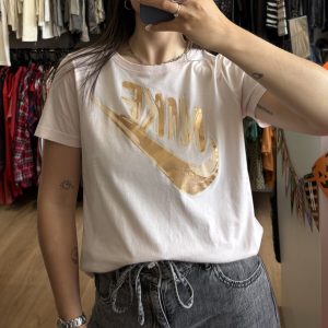 Remera Nike blanca con dorado y beige