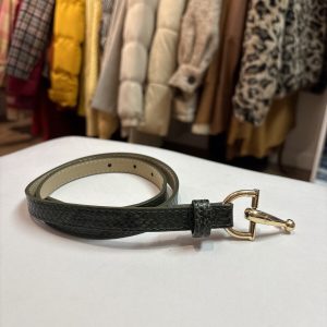 Cinturón verde con hebilla dorada