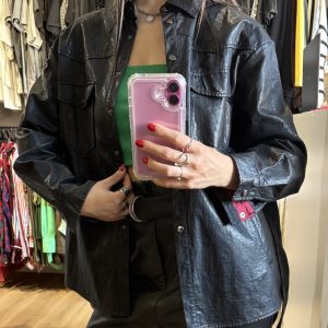 Sobre camisa Zara negra de cuerina