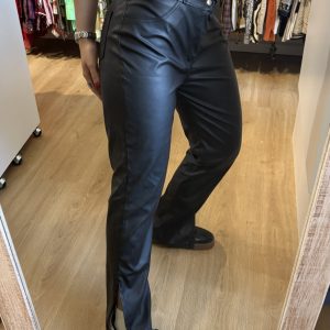 Pantalon negro de cuerina con tajos