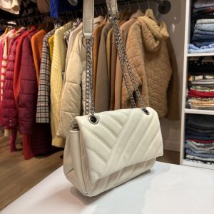 Cartera cruda con cadena plateada