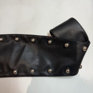 Cinturon negro de cuerina con plateado