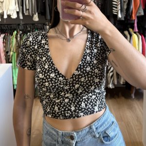 Top Forever 21 negro con flores
