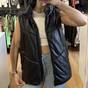 Chaleco Indian negra de cuerina, con detalles