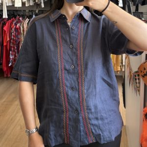 Camisa Mutma azul con terracota y rojo, con etiqueta