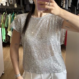 Blusa plateada con lentejuelas