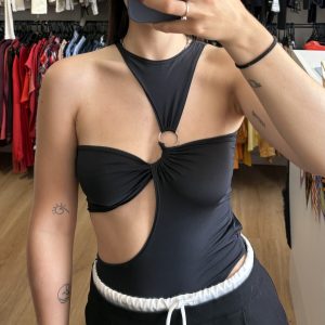 Body negro asimétrico con argolla