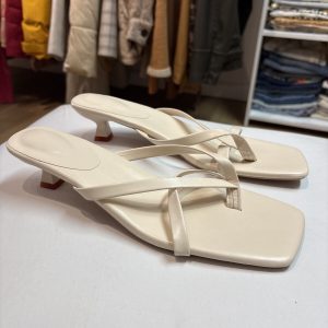 Sandalias crema con mini taco