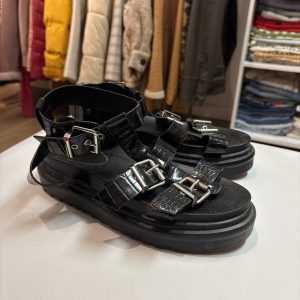 Sandalias Miss Carol negras con hebillas plateadas