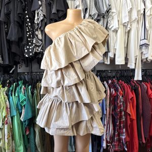 Vestido HyM beige con volados/capas, con etiqueta