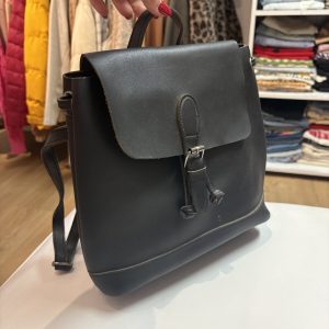 Mochila negra con hebilla