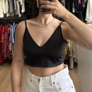 Top negro atado atrás