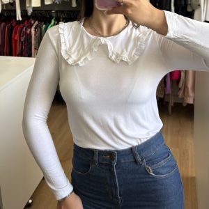 Remera blanca con cuello bebe