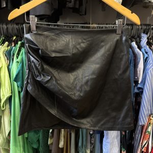 Pollera cuerina negra Shein