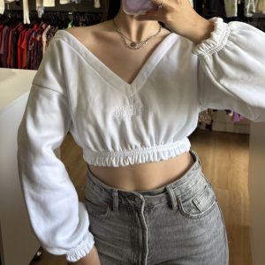 Buzo blanco crop y escotado