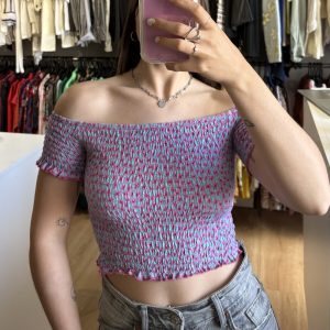 Top Daniel Cassin celeste con rosas y hojas