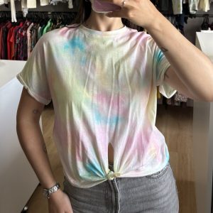 Remera Bershka batik de colores, con etiqueta