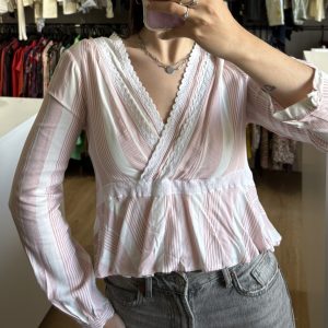 Blusa Allie blanca con rayas rosadas