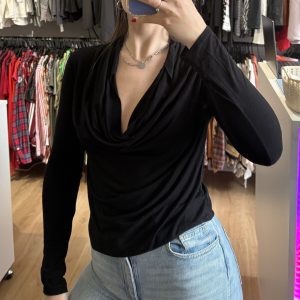 Blusa Forever 21 negra con escote caido, con etiqueta