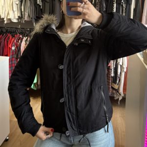 Campera Only negra estilo parka