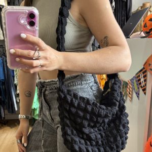 Bolso negro con textura
