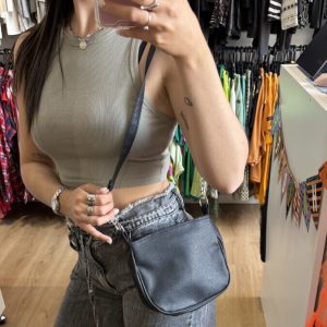 Cartera negra con cadena