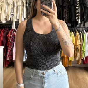 Musculosa brillosa negra