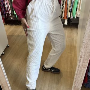 Pantalon HyM crudo, tela estilo pana