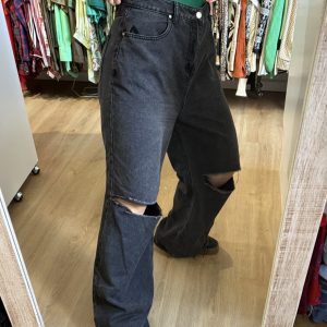 Jean Indian negro con roturas