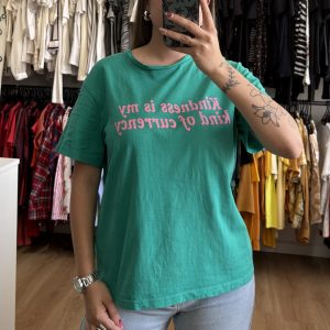 Remera Indian verde con letras rosa