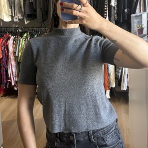 Remera Zara gris oscuro con cuello