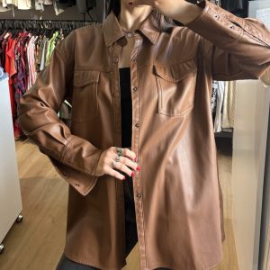 Sobre camisa Zara marron, cuerina